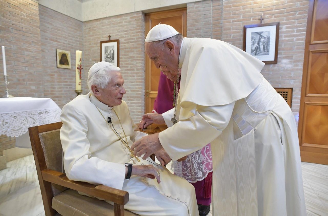現任天主教教宗方濟各日前探視榮休教宗本篤十六世的病情。（圖／Vatican Media）